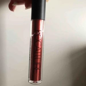  - Säljer detta liquid lipsticket i metallic röd aktig färg från FOCALLURE   BARA TESTAD 