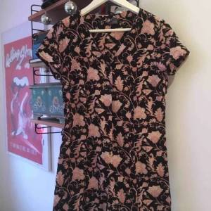  - Helt ny byxdress/jumpsuit från urban outfiters! Köparen betalar frakt!