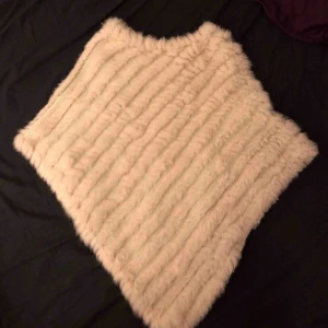  - Superfin vit poncho Äkta kaninpäls