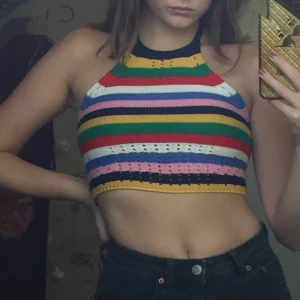  - Coolt, färgglatt, stickat linne från Urban Outfitters. Knytes runt nacken och låg i ryggen. Köpte det för 400kr och säljer för 150. Fraktkostnad tillkommer, kan även mötas upp i Stockholmsområdet. 