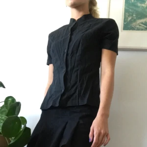  - Svart blus med kina krage