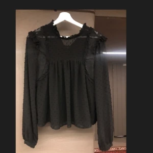  - Blus från zara med hög krage, superfin, oanvänd 