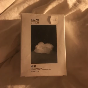  - Eau de parfum från SG79 STHLM,  en blommig doft, men fräsch doft av bl.a. Citrus, persika, kola o mysk. otroligt god!! Obruten förpackning! 