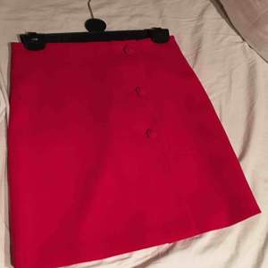 Super fin röd kjol från mango! Använd vid 1 tillfälle.. Säljs då den ej kommer till användning✨