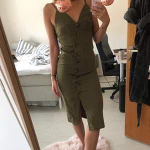 Säljer denna snygga klänning då den tyvärr inte passar min kroppstyp. Militärgrön färg med brun/beiga knappar. Är storlek XS men passar mer en S. Pris är exklusive frakt men kan diskuteras 🌸