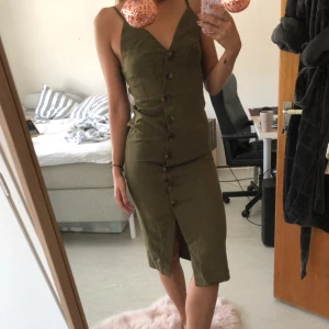  - Säljer denna snygga klänning då den tyvärr inte passar min kroppstyp. Militärgrön färg med brun/beiga knappar. Är storlek XS men passar mer en S. Pris är exklusive frakt men kan diskuteras 🌸