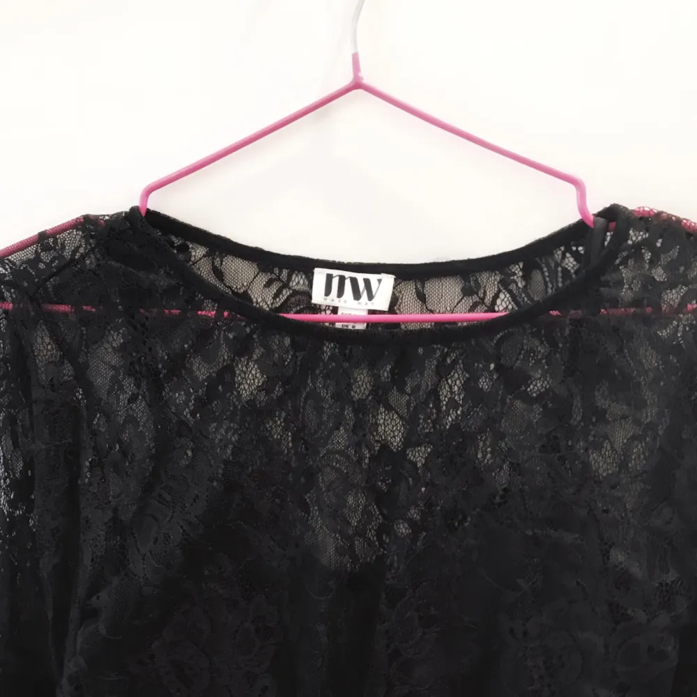 Fin svart klänning med otroligt fina detaljer från märket ”Make Way”✨ . Klänningar.