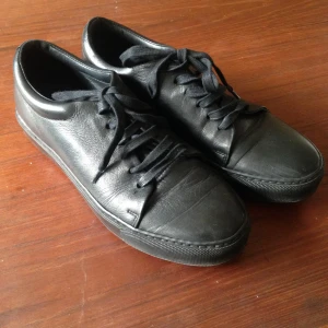  - Sneakers från Acne Studios. Endast använda två gånger och i superskick. Gjorda i Italienskt, tjockt kvalitetsläder. Storlek 38.  De kostar ca 2500kr nya och finns i butik nu.   Skorna skickas med posten för 60kr extra eller hämtas upp i Stockholm.   