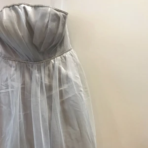  - Otroligt fin grå klänning med fina vita detaljer✨