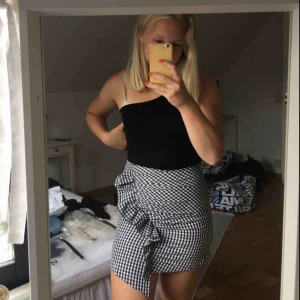  - Galet snygg kjol från Shein.com som tyvärr sitter lite för tajt för mig, därför är den aldrig använd bara provad. Storleken är M men enligt mig både S/M. Fin volang igenom framsidan och kjolen har en dragkedja baktill. Fraktar helst!