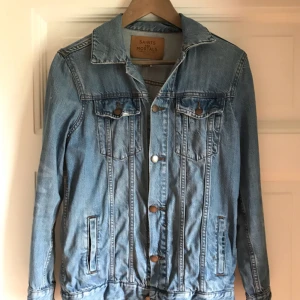  - Jeansjacka från Carlings. Sparsamt använd och i fint skick!