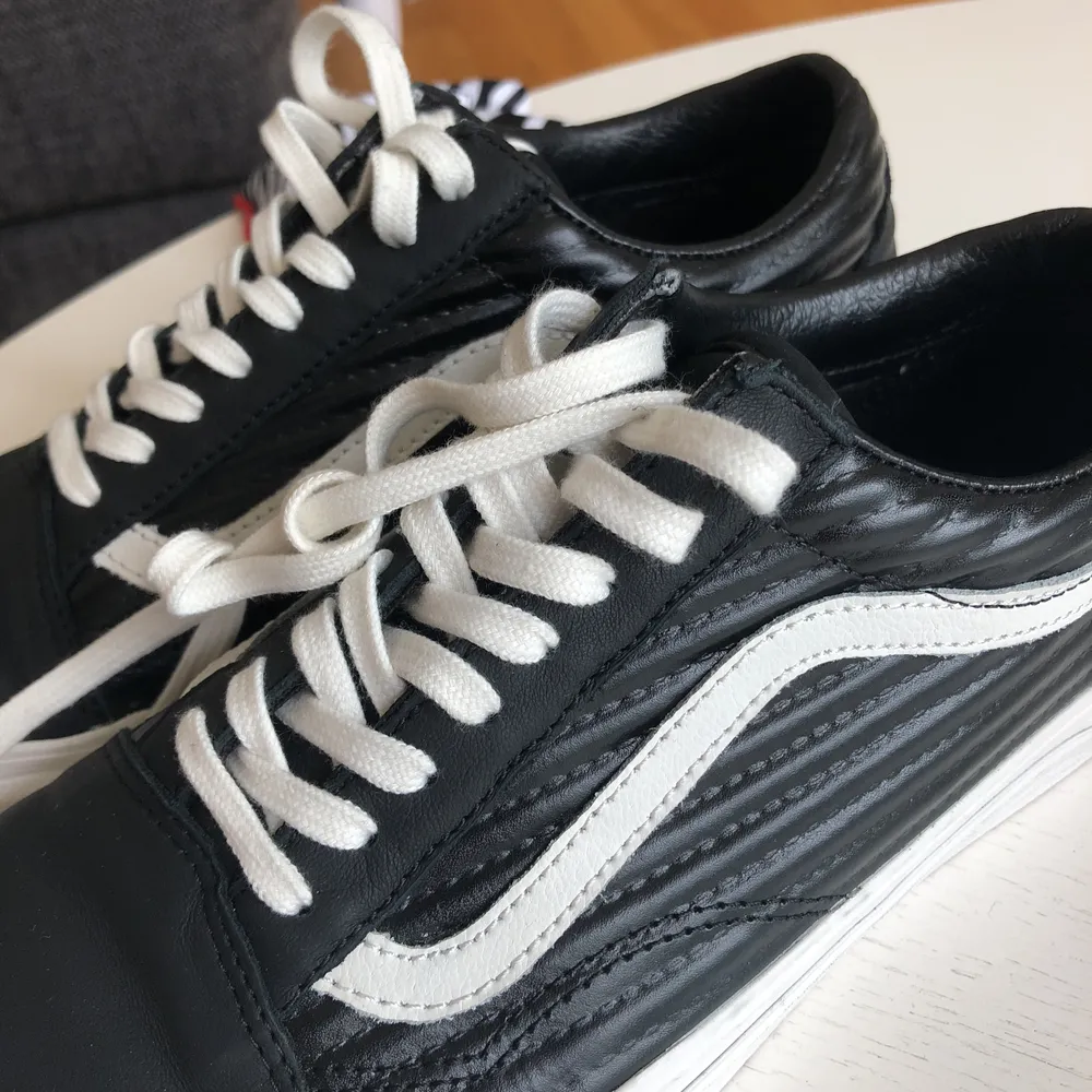 Vans Old Skool i skinn, använda en gång. För stora för mig! Köpare står för frakt. Skor.