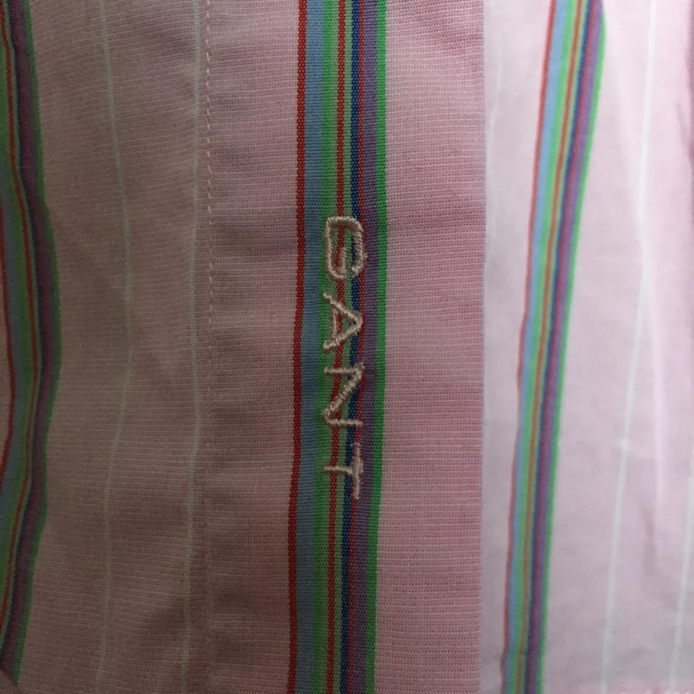 Rosa skjorta med flerfärgade ränder från Gant. Aldrig använd och superfint skick. Jag säljer den för att jag aldrig använt den 🌻 köparen betalar frakten. Skjortor.
