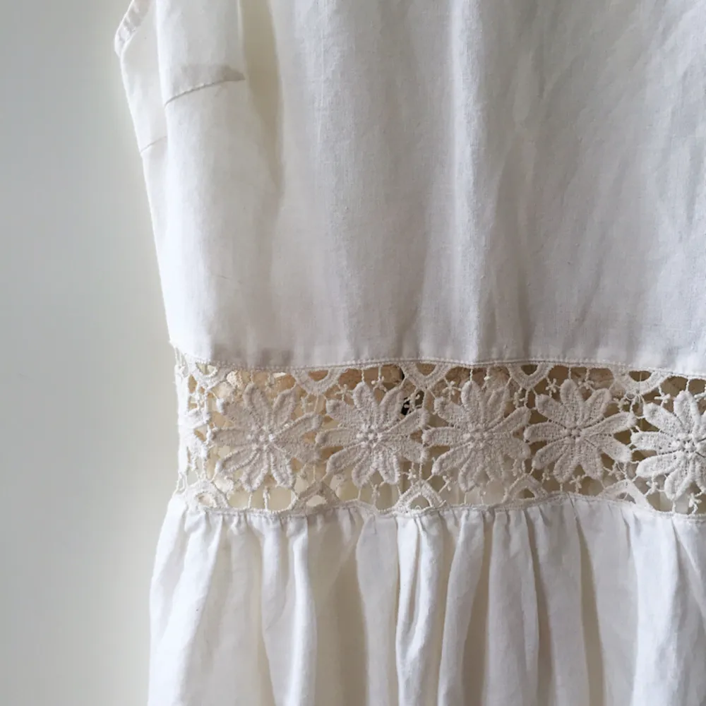 Superfin vit klänning i linnetyg med söt broderad detalj runt midjan 🌼 Klänningen är från det Australiensiska märket Princess Polly. . Klänningar.