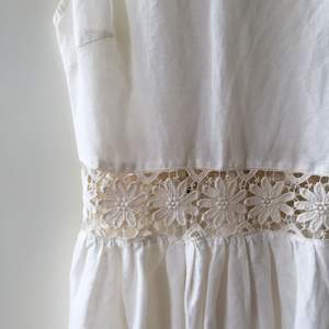 Superfin vit klänning i linnetyg med söt broderad detalj runt midjan 🌼 Klänningen är från det Australiensiska märket Princess Polly. 