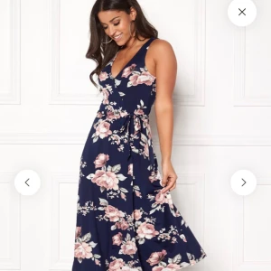  - Helt ny klänning, lappar i.  Kan postas. 