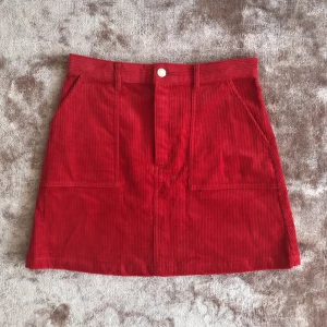  - Röd manchesterkjol  Ej äkta manchester 