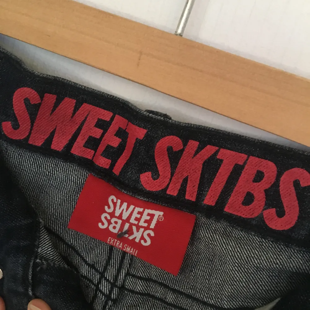 Snygga shorts från Sweet SKBTS. Jag har endast använt dem en gång. Passar XS och mindre S. . Shorts.