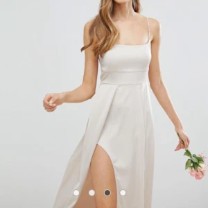  - Långklänning från Asos i strl 40 (passar 38/40). Packade nyss upp den och insåg att detta inte var min stil, bättre att någon annan får användning av den. Nypris ca 500kr (45 euro) så säljer för 300kr eftersom den är helt nyuppackad och oanvänd.