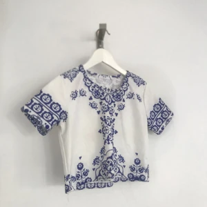  - Superfint set från dm-retro! Står m men passar s också! Har själv inte använt det men såg nu att det fanns några fläckar på, det är inget jag sett på långt håll innan utan som jag först lade märke till nu när jag fotade plaggen, därav lågt pris!