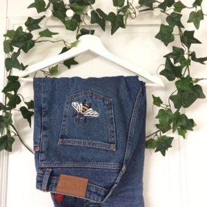  - Säljer kanske världens gulligaste byxor😭Har jättefina detaljer fastbroderade (se bilder) & passar en som har stl 25/26. JAG BJUDER PÅ FRAKTEN💖I gott skick! Se min profil eller ställ gärna en fråga🌿🌸