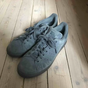  - Adidas Stan Smith Originals  Grå mocka.  Mycket gott skick. Använda enstaka gång. 
