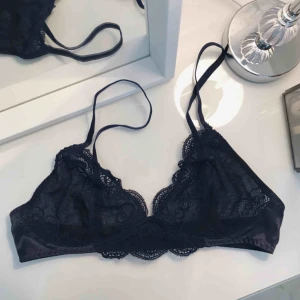  - Jättefin marinblå spetsbh från Nakd. Frakten är inkluderad i priset. Betalning med swish