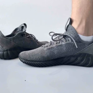  - Adidas Tubular Doom Gray Core  Skick 9/10  Sparsamt använda sneakers. Skickar eller möts upp på Södermalm. Swish betalning  