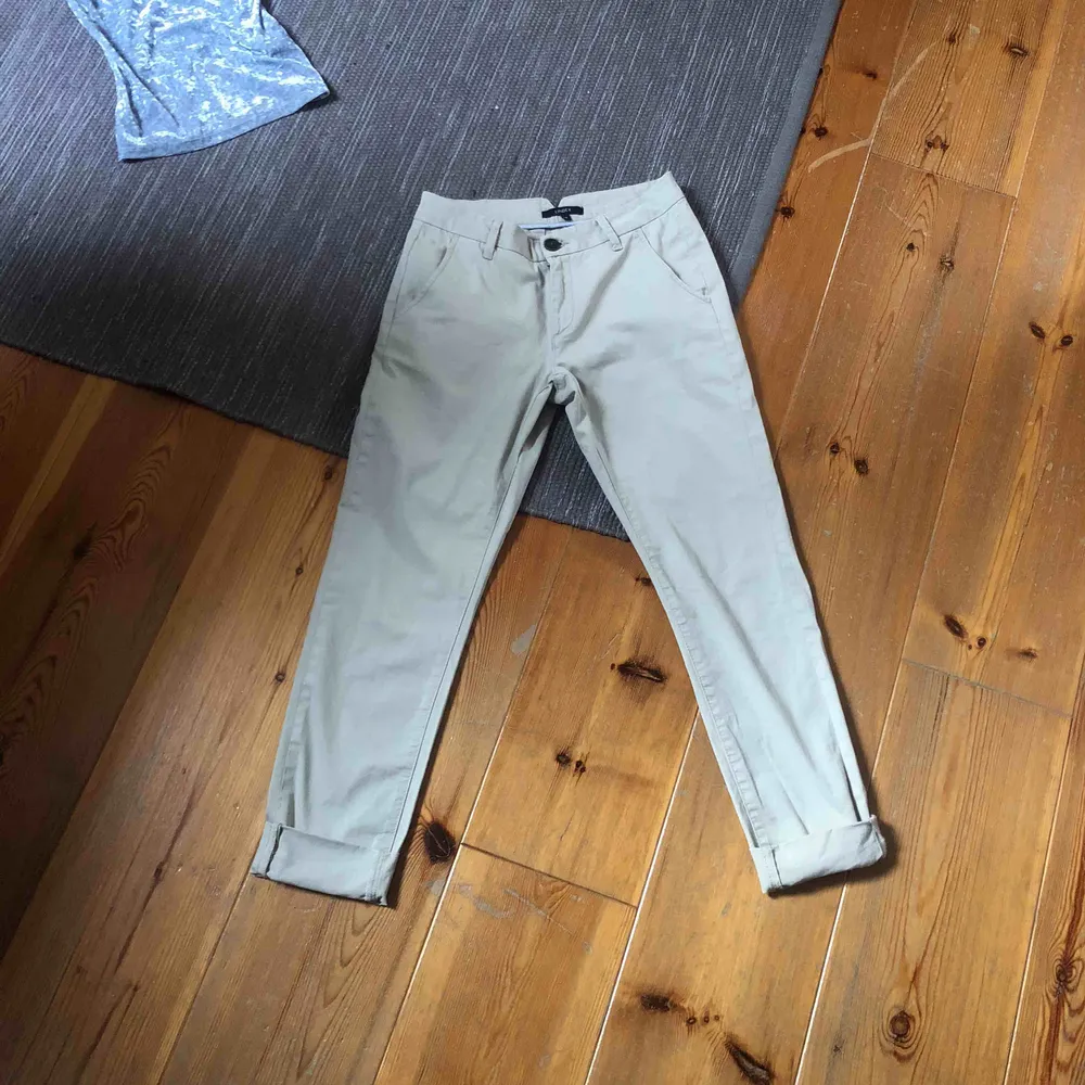 Jättefina Beige chinos, aldrig använda, sköna att ha på sig. Betalning sker via swish . Jeans & Byxor.