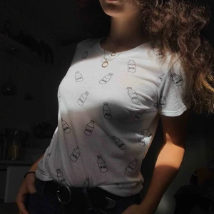 t shirt - Ball mjölk T-shirt från Forever 21. Knappast använd så i fint skick. Passar allt mellan XS-M men beror på hur du vill att den ska sitta. Köparen står för frakt. 