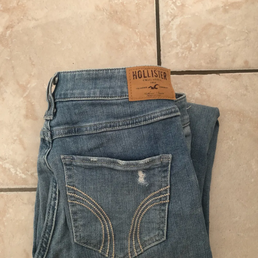 Slitna jeans från hollister W25 men passar mig som är en S/M 36/38 :) Kan skickas mot fraktkostnad. Jeans & Byxor.