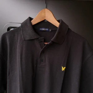  - Lyle&Scott piké i svart. Supersnygg instoppad i jeans eller klippa av till en magtröja. Funkar jättebra på mig som är s. 