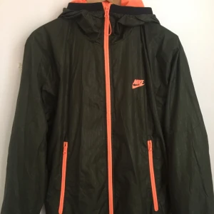  - Tunn jacka Nike herr modell storlek M Mörkgrön och orange färg