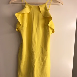  - Skitsnygg fodralklänning från zara, den är härligt knallgul och sitter som en smäck. Den är lite stretchig i tyget och använd 1 gång. 