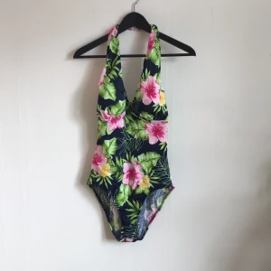  - Halterneck baddräkt/body köpt i Budapest på vintage ☀️inklusive frakt