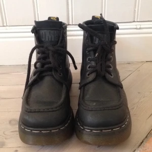  - Sjukt Coola dr martenskängor med plateau. 
OBS sänkt pris 