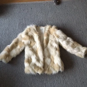  - Superfin fuskpäls ! Säljes pga fått en ny liknande . Knappt använd ! ✨