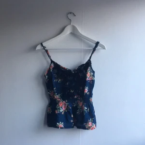  - Supersöt blommig topp från Hollister!
