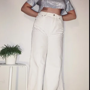  - TITTA HIT !!! Vita Weekdayjeans !!!!  Så bekväma, så najs, så snygga. Tajta vid midjan och utsvänga där nere ✨✨✨ pris i butik 600 :-   FRI FRAKT 💌   FÖREDRAR SWISH ❗❗❗