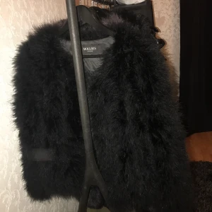  - Säljer en struts pälsjacka i svart från Hollies. Storlek XS, använd bara en gång tidigare. Nypris 1998:- säljs för 600, billigare vid snabbaffär
