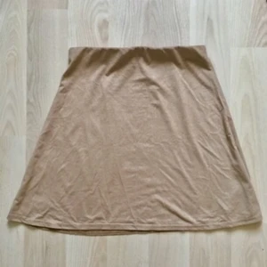  - Minikjol i mockaimitation från Nelly 2016. Endast använd en gång. Mycket bra skick men är något liten i storleken. 