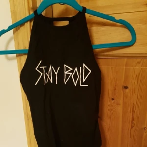  - En body från H&M som det står STAY BOLD på. Använd endast en gång. Knäpps upp ner till. den har en väldigt öppen rygg, så om du har på dig en bh syns bh kanten baktill. Halsen sitter högt upp.
Köparen står för frakt.
OBS, katt i hemmet.