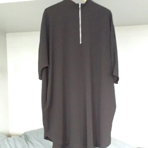  - Svart klänning/tunika från Monki i strl M. Är använd max 5 gånger så är i väldigt fint skick! Kan skickas eller avhämtas i Göteborg!
