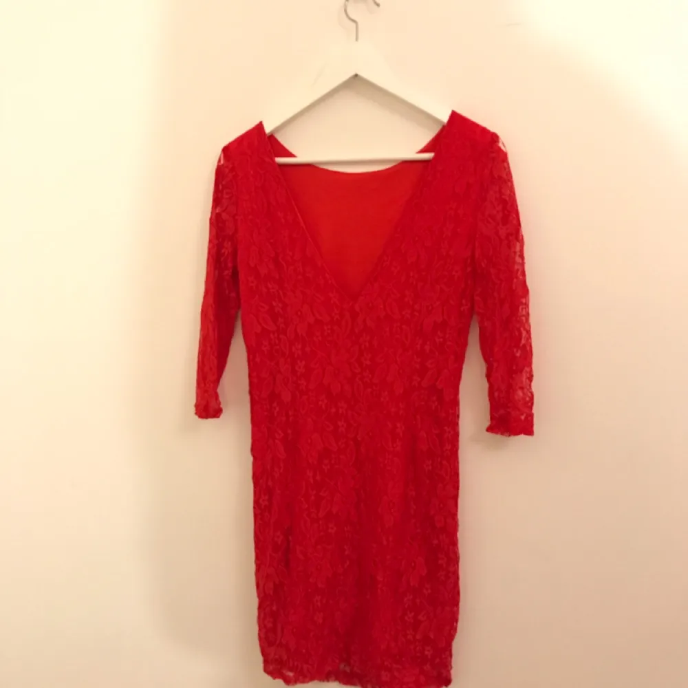 Röd tajt spets klänning med V ringad rygg och trekvarts långa ärmar  :-) fint skick!. Klänningar.