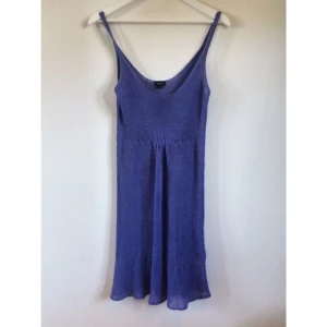  - tunn stickad lilablå klänning, jättefin att ha på sommaren. också mycket stretchig!! köpt på lindex 