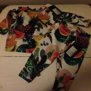  - Molo
Print- frukt 
Skick - helt nytt , endast testat på min dotter! 
Därav inga lappar är kvar som på bilden✔️
Inga lappar kvar - läs noga:) men endast testat på dottern och såklart upptvättat! 