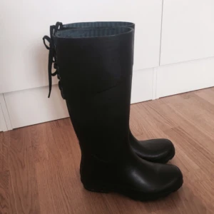  - Riktigt snygga gummistövlar köpta på Vagabond. Använda endast 2 gånger. Innefodret har släppt lite men kan limmas fast. Avtagbar innersula. Nypris 750kr. 