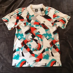  - Helt ny i plasten. Normal passform.  Matchande skor från Adidas finns i min profil!