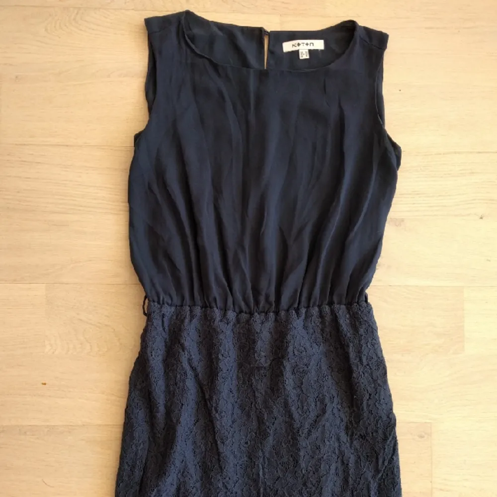 Koton navy blue lace pattern dress. Cute for casual or work wear. You can wear this with a belt around the waist.. Klänningar.