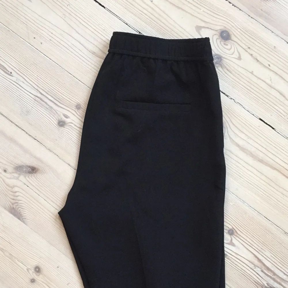 Dress pants from H&M trend in black, gently used. Good quality. . Jeans & Byxor.